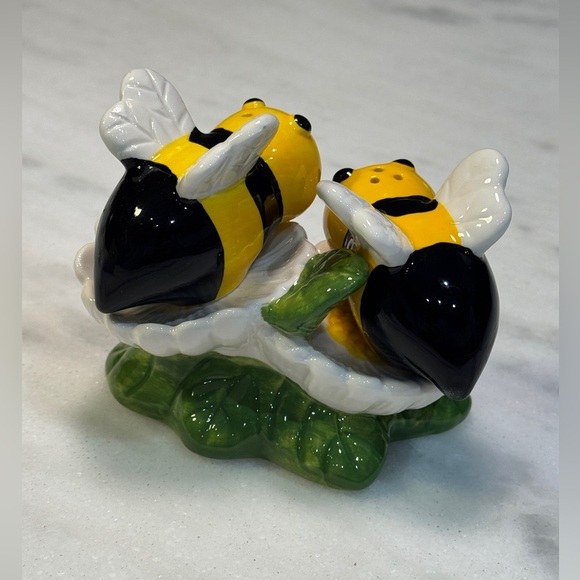 Bees on Flowers Salt and Pepper Shakers Cracker Barrel New in Box. - Picture 2 of 6